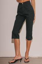Load image into Gallery viewer, Black Woven Capri Pants
