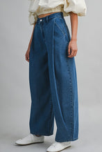 Load image into Gallery viewer, Mid-rise Pleat Detail Denim Pants
