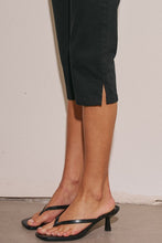 Load image into Gallery viewer, Black Woven Capri Pants

