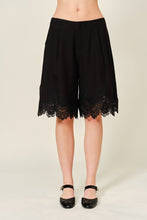 Load image into Gallery viewer, Pleated Lace-Hem Long Shorts Black
