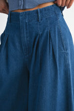 Load image into Gallery viewer, High Rise Pleated Wide Leg Jean
