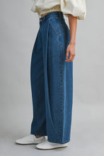 Load image into Gallery viewer, Mid-rise Pleat Detail Denim Pants
