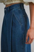 Load image into Gallery viewer, Mid-rise Pleat Detail Denim Pants
