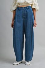 Load image into Gallery viewer, Mid-rise Pleat Detail Denim Pants
