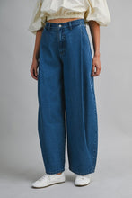 Load image into Gallery viewer, Mid-rise Pleat Detail Denim Pants

