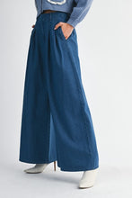 Load image into Gallery viewer, High Rise Pleated Wide Leg Jean
