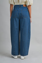 Load image into Gallery viewer, Mid-rise Pleat Detail Denim Pants
